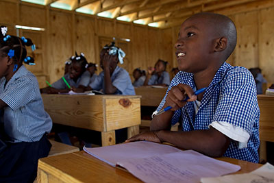 Estudantes em uma sala de aula recém construída em um campo para pessoas deslocadas internamente em Porto Príncipe, Haiti. 2011. Foto: ONU/Logan Abassi