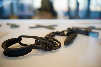 Grilhões usados para prender os escravos exibidos na exposição multimídia Comércio Transatlântico de Escravos, na sede da ONU. Foto: ONU/Mark Garten